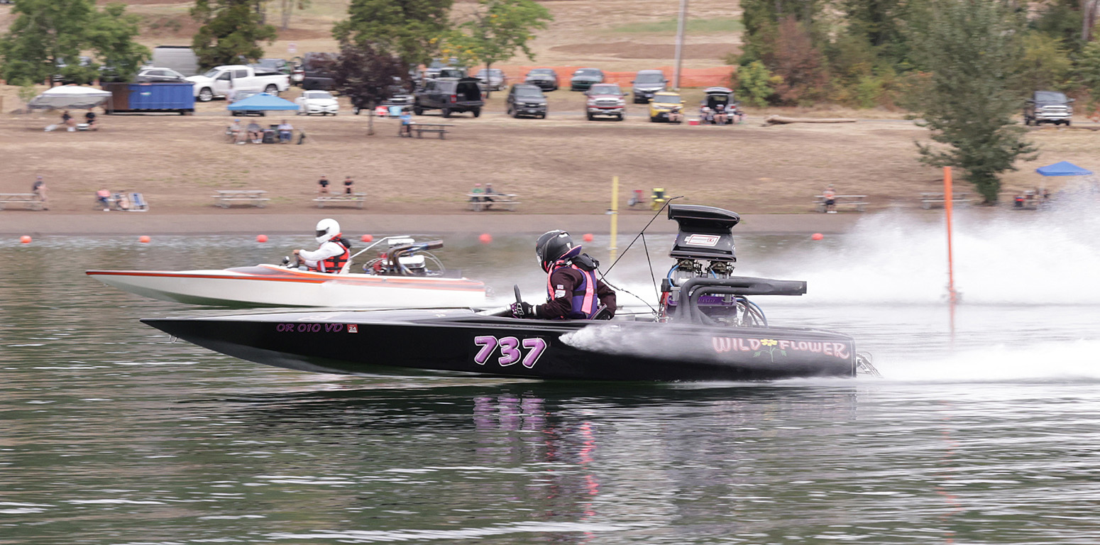 Dennis Flint (near lane) was better on both ends for this round 3 Super E win.