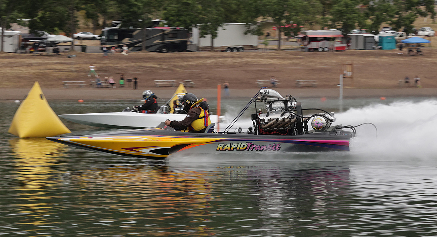 Joe Willis (far lane)  put together a winning round 1 pass in Super E against Will Runyan.